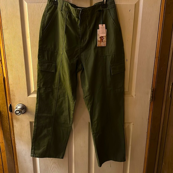 Sincerely Jules Cargo Green Pants. 13/31 - Picture 3 of 4